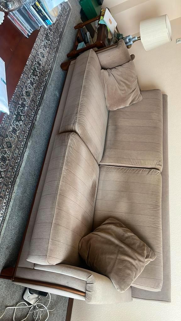 Beige zithoek bank  met houten frame - Gratis!, Huis en Inrichting, Banken | Bankstellen, Gebruikt, Hoekbank, Vierpersoons of meer