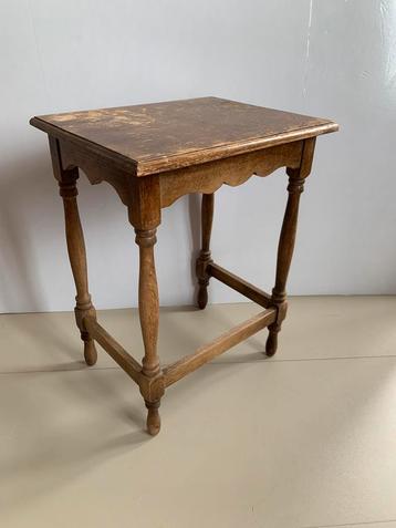 Vintage houten tafeltje met mooie details, 36,5x29,5x48cm beschikbaar voor biedingen