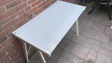 Wit bureau met glazen blad