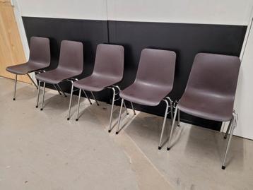 5 bruine kantinestoelen stapelbaar beschikbaar voor biedingen