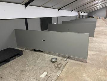 Afzetschotten. Houten schotten met stalen voet verplaatsbaar beschikbaar voor biedingen
