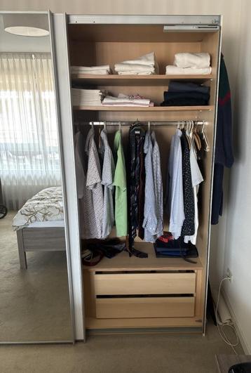Kledingkast met 2 schuifdeuren (een met spiegel) beschikbaar voor biedingen