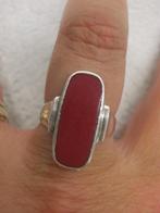 Zilveren vintage ring met mat rode steen maat 17.25 nr.512