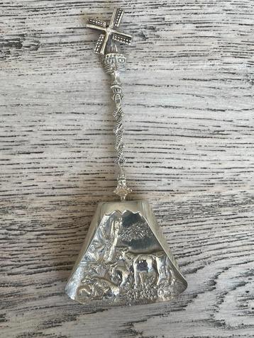 Zilveren suikerschep met koeien tafereel en een molen beschikbaar voor biedingen