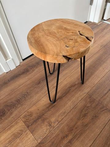 Houten krukje met zwarte stalen poten te koop! beschikbaar voor biedingen