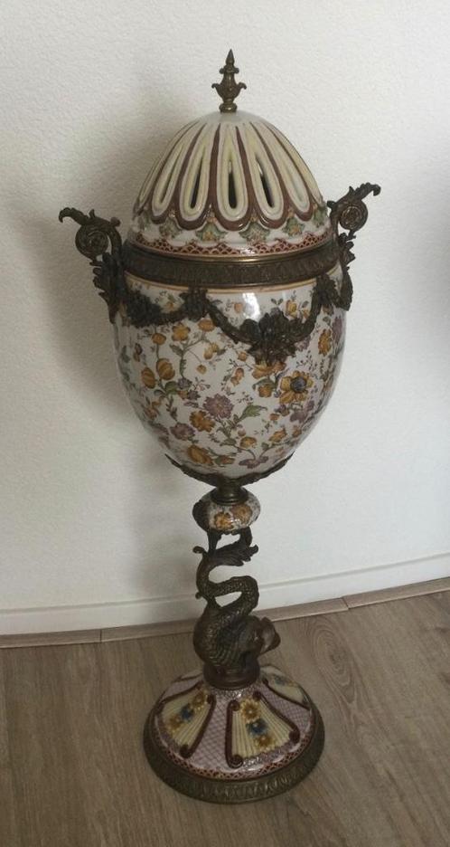 Groot porseleinen sculptuur: ei met brons 85 cm hoog., Antiek en Kunst, Antiek | Keramiek en Aardewerk, Ophalen