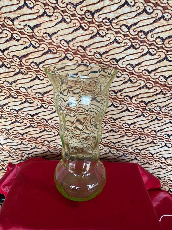 URANIUM (ANNAGROEN) GLAZEN VAAS (26cm), Antiek en Kunst, Antiek | Vazen, Ophalen of Verzenden