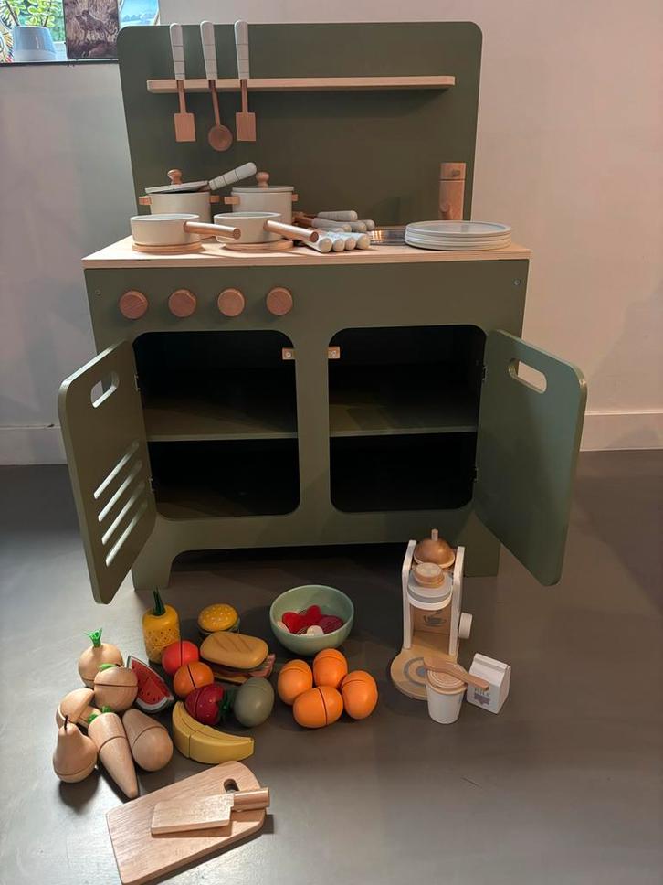 Groene speelkeuken Petite Amélie + accessoires, Kinderen en Baby's, Speelgoed | Speelkeukens, Gebruikt, Speelkeuken, Hout, Ophalen