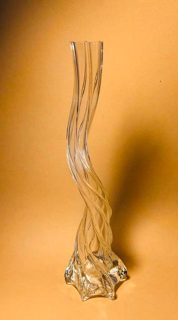 Mooie glazen spiraalvaas, transparant glas beschikbaar voor biedingen