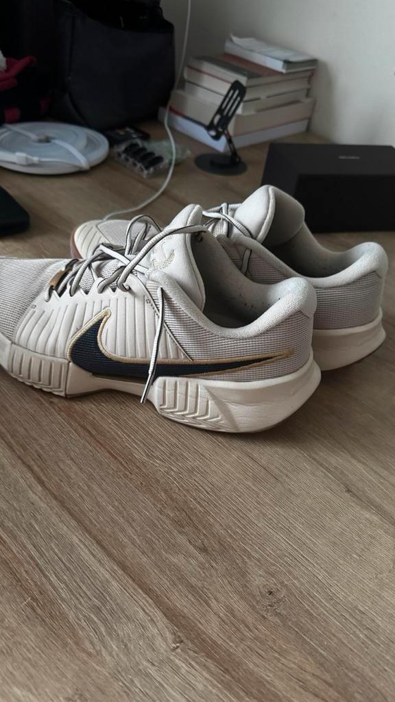 Nike Zoom GP Challenge Pro 'J'aime Paris Collection'  EU 45, Sport en Fitness, Tennis, Zo goed als nieuw, Schoenen, Nike, L00