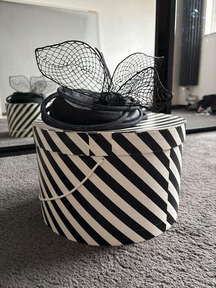 Elegante zwarte hoed - Harry Scheltjens, Kleding | Dames, Hoeden en Petten, Zo goed als nieuw, Hoed, One size fits all, Ophalen of Verzenden