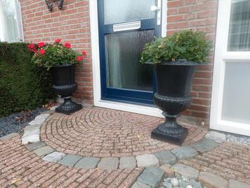 2 Grote Metalen Sier Bloempotten beschikbaar voor biedingen