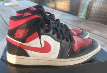 **Zwart rode halfhoge NIKE AIR JORDAN in maat 40** beschikbaar voor biedingen