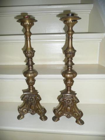 Twee koperen kandelaars beschikbaar voor biedingen