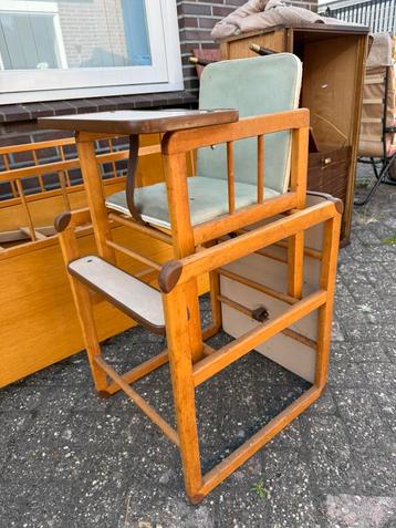 Vintage kinderstoel ombouwbaar naar stoel met tafel beschikbaar voor biedingen