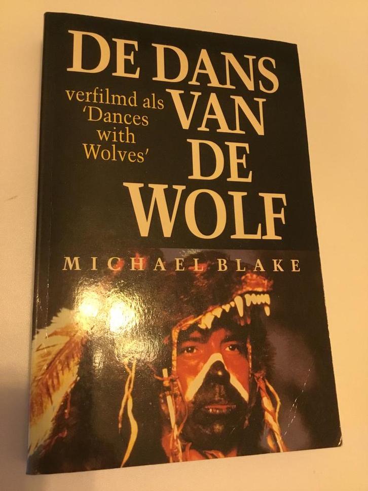 Michael Blake - Dans van de wolf, Boeken, Thrillers, Zo goed als nieuw, Nederland, Ophalen of Verzenden