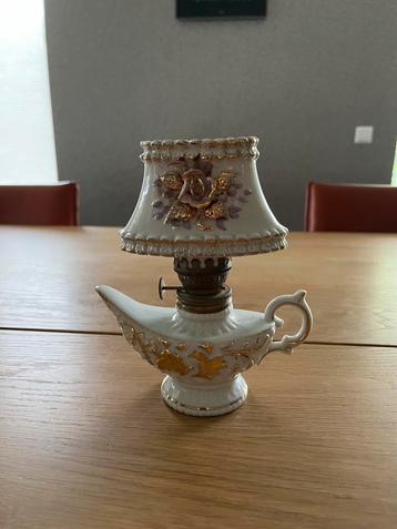 Vintage olielampje beschikbaar voor biedingen