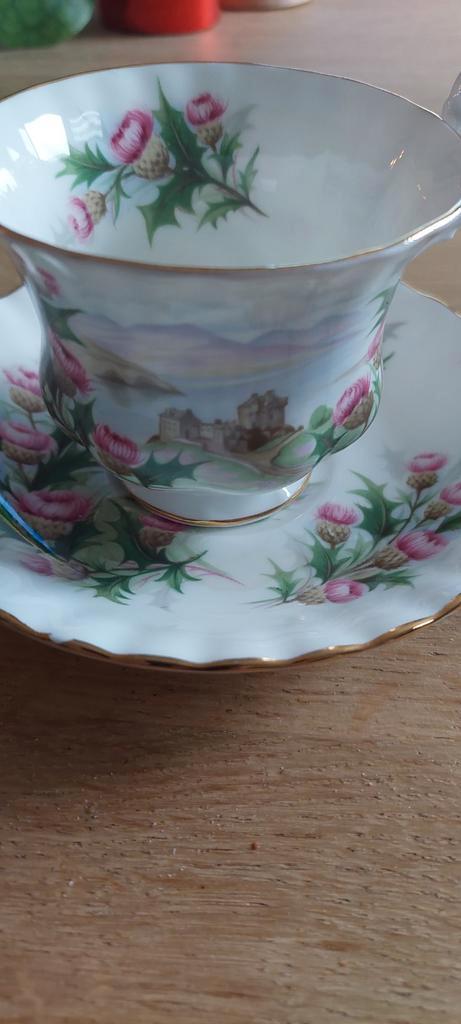 Royal Albert road to Abby Theekop en Schotel, Antiek en Kunst, Antiek | Servies los, Ophalen of Verzenden