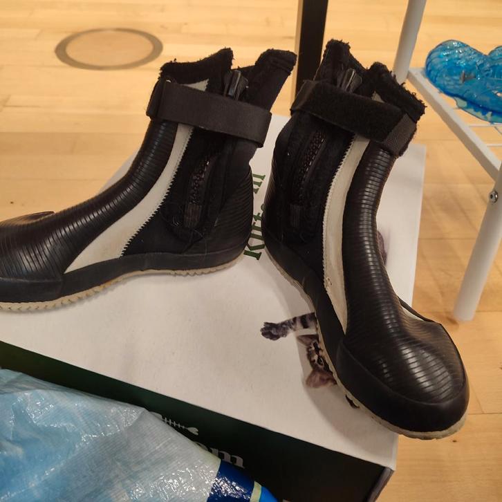 Surfschoenen maat 37 - Gebruikt, Watersport en Boten, Watersportkleding, Gebruikt, Zeil- of Surfschoenen, Dame of Heer, Ophalen of Verzenden