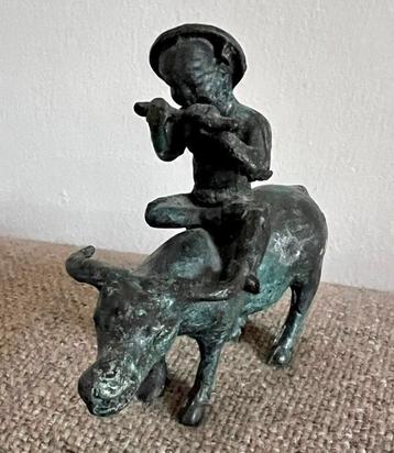 Bronzen beeldje van een waterbuffel met berijder beschikbaar voor biedingen