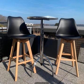 Twee barkrukken met kunststof zitting beschikbaar voor biedingen