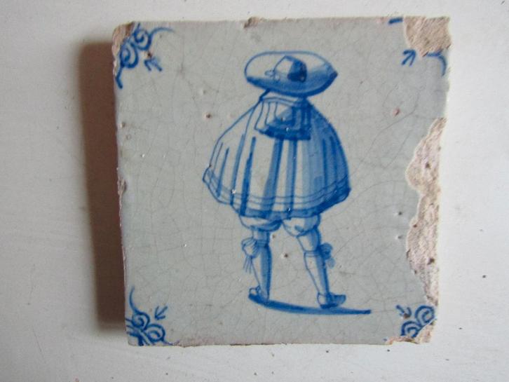 een 17e eeuwse wandtegel met een heer, Antiek en Kunst, Antiek | Wandborden en Tegels, Ophalen of Verzenden