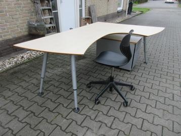 Hoekburo + ladenkast + burostoel beschikbaar voor biedingen