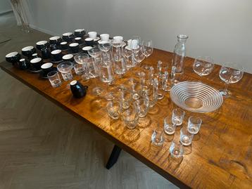 Diverse kopjes, glazen, schalen, koffiemokken en soepkommen beschikbaar voor biedingen