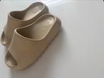 Yeezy slides maat 38 beige, Kleding | Dames, Schoenen, Adidas, Beige, Ophalen of Verzenden, Sneakers of Gympen