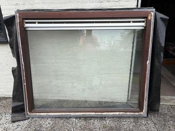 Hardhouten kozijn met dubbel glas en ventilatierooster beschikbaar voor biedingen