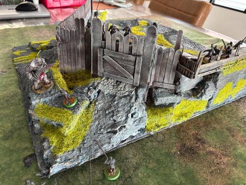 Mancaveopruiming – Handgemaakt Rohan Kasteel (50x50cm), Hobby en Vrije tijd, Wargaming, Zo goed als nieuw, Warhammer, Figuurtje(s)