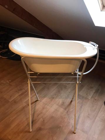Baby badje op statief beschikbaar voor biedingen