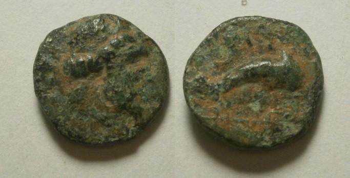 Griekse munt Nisyros, AE11 -Poseidon / Dolphin - 350-300 BC, Postzegels en Munten, Munten | Europa | Niet-Euromunten, Losse munt