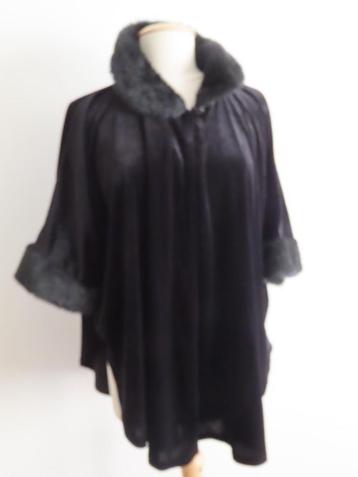 Zwarte Fluwelen cape met mouw inzet, C Mode Paris all size beschikbaar voor biedingen