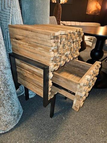 Ladenkastje nachtkastje uniek oud teak hout.
