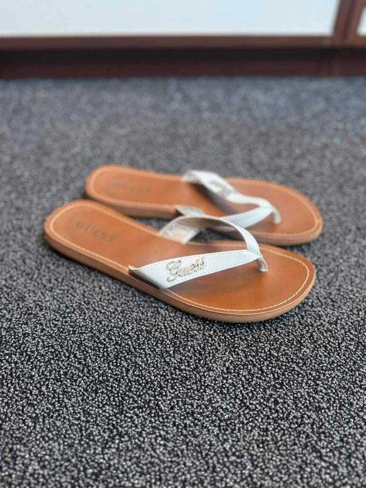 Witte slippers van Guess met zilver logo maat 37, Kleding | Dames, Schoenen, Zo goed als nieuw, Slippers, Wit, Ophalen of Verzenden