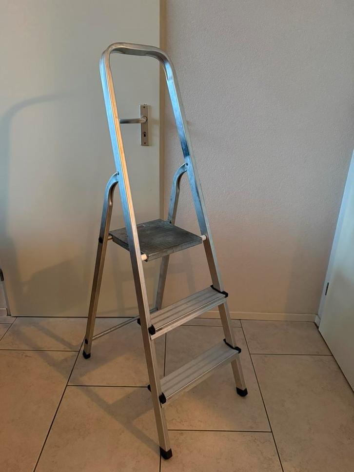 Aluminium Huishoudtrap huishoud trap 3 treden lichtgewicht, Doe-het-zelf en Verbouw, Ladders en Trappen, Zo goed als nieuw, Trap