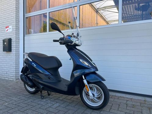ZGAN.: Piaggio New Fly bromscooter. 45km. 4T. Geel kenteken., Fietsen en Brommers, Scooters | Piaggio, Zo goed als nieuw, Fly
