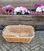 Rieten Mand met IJzeren Handgrepen, Huis en Inrichting, Woonaccessoires | Schalen en Manden, Ophalen, Mand, Zo goed als nieuw