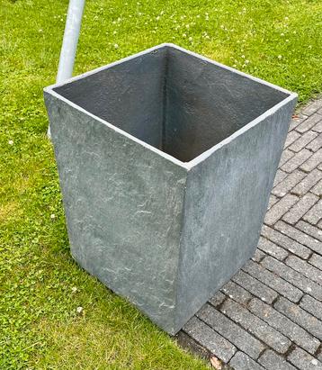 Clayfibre bloembak 37x37x50 beschikbaar voor biedingen