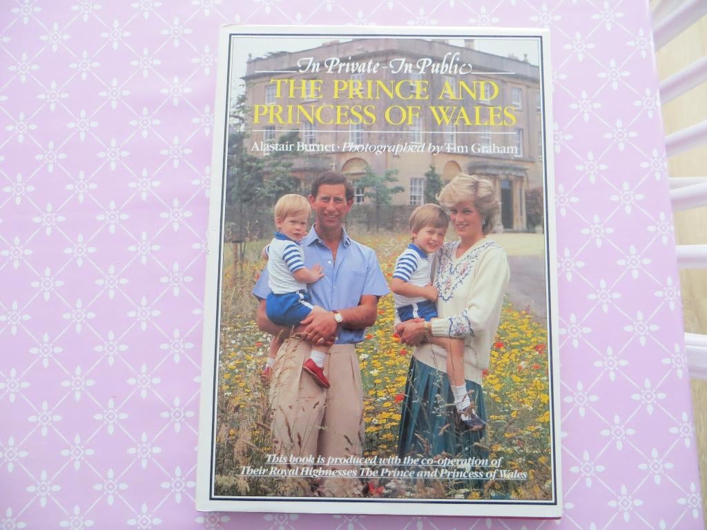 Prince and Princess of Wales/Charles and Diana/William/Harry, Boeken, Ophalen of Verzenden, Gelezen