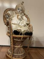 Porseleinen Pierrot Pop met Stoeltje, Ophalen of Verzenden, Gebruikt, Pop