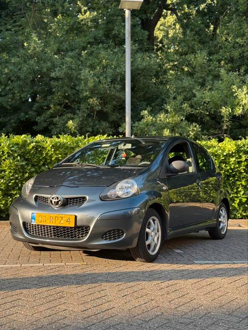 Toyota Aygo 1.0 12V Vvt-i 5DRS 2011 Grijs, Auto's, Toyota, Particulier, Aygo, Benzine, A, Hatchback, Handgeschakeld, Origineel Nederlands