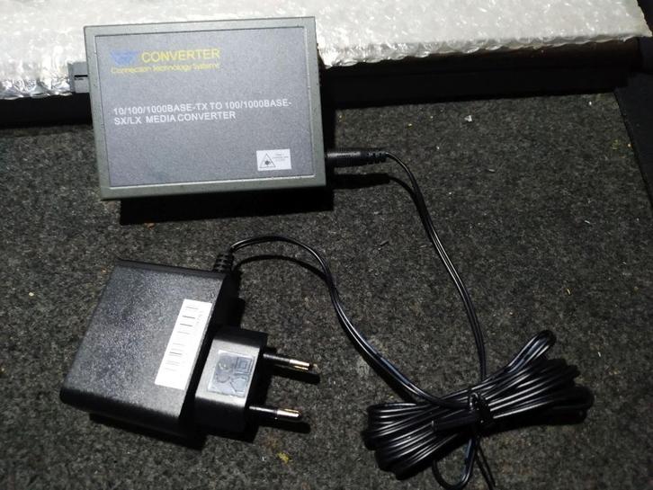 CVT 3002 DR UNIVERSELE GLASVEZEL MEDIACONVERTER, Computers en Software, Netwerk switches, Gebruikt, Ophalen of Verzenden