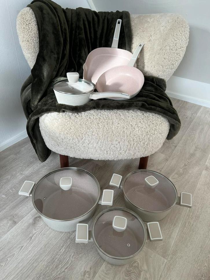 Royal Swiss pannenset 10 delig - nieuw cadeautip! Beige roze, Huis en Inrichting, Keuken | Potten en Pannen, Nieuw, Pannenset