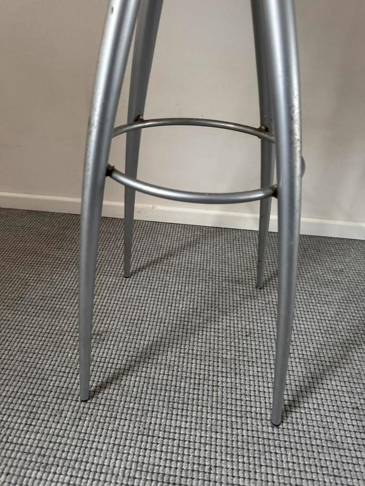 Italiaanse barkruk met beukenhouten zitting, Huis en Inrichting, Barkrukken, Gebruikt, 60 tot 90 cm, Hout, 1 kruk, Met voetsteun