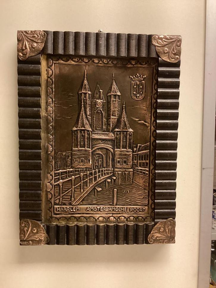 Tramp Art Schilderij met Koper Latoenwerk Afbeelding.Haarlem, Huis en Inrichting, Woonaccessoires | Wanddecoraties, Zo goed als nieuw