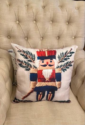 Notenkraker Kussen - 45x45 cm beschikbaar voor biedingen