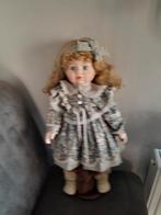 Mooie   posteleinepop met  standaard, Ophalen