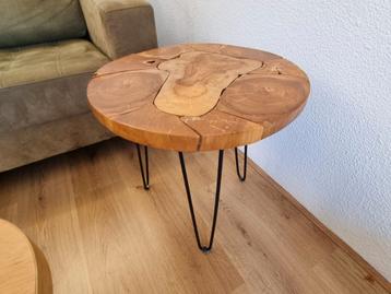 Houten Bijzettafel met Metalen Poten beschikbaar voor biedingen